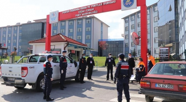 Sahte seyahat belgesiyle şehre girmeye çalışan 12 kişiden birinde koronavirüs tespit edildi Sahte seyahat belgesiyle şehre girmeye çalışan 12 kişiden birinde koronavirüs tespit edildi
