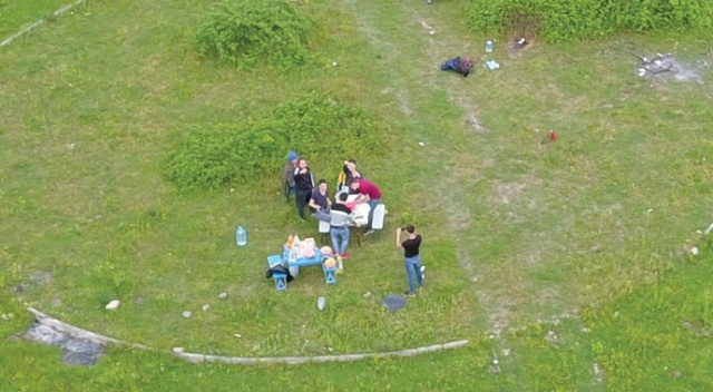 Sakarya'da kısıtlamayı ihlal ederek piknik hazırlığı yapan grubu drone yakaladı