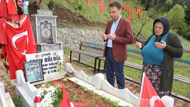 Şehit Eren Bülbül'ün annesi, hediye çiçeklerini oğlunun kabrine götürdü