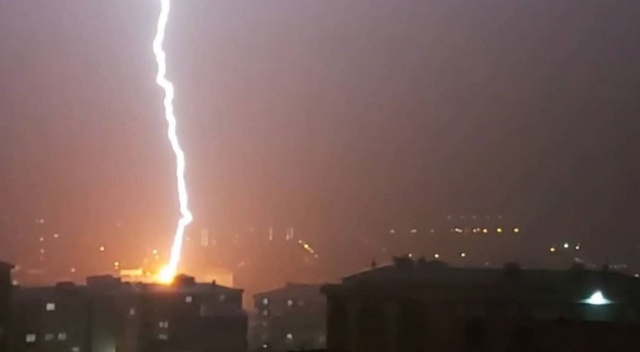Silivri'de şiddetli yağış su taşkınına neden oldu Silivri'de şiddetli yağış su taşkınına neden oldu