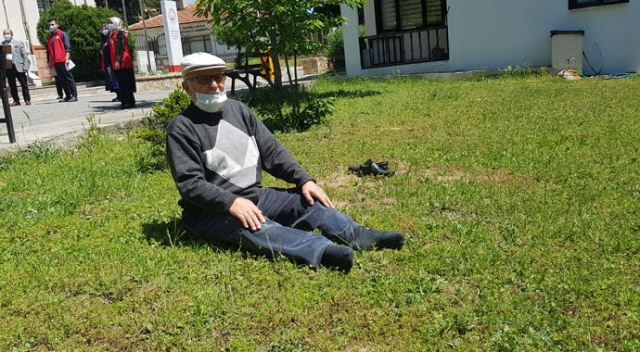 Sokağa çıkar çıkmaz kendini çimenlere atarak, gazetecilere şiir okudu