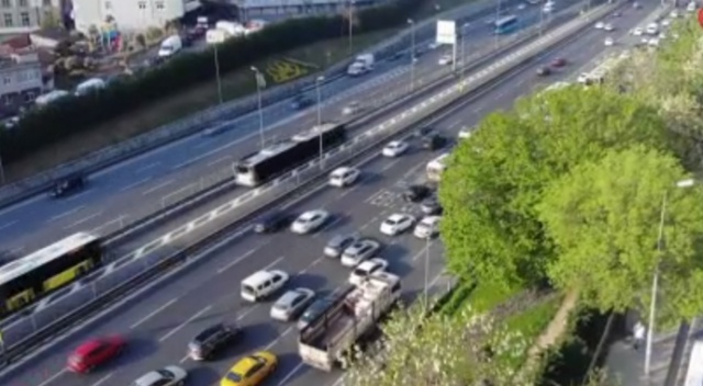 Sokağa çıkma kısıtlaması öncesi trafik yoğunluğu havadan görüntülendi