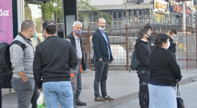 Sokağa çıkma kısıtlamasının ilk gününde işe gitmek isteyen vatandaşlar yollara düştü Sokağa çıkma kısıtlamasının ilk gününde işe gitmek isteyen vatandaşlar yollara düştü
