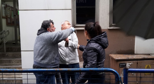 Sokak ortasında komaya girdi, zorla çikolata yedirmeye çalıştılar Sokak ortasında komaya girdi, zorla çikolata yedirmeye çalıştılar