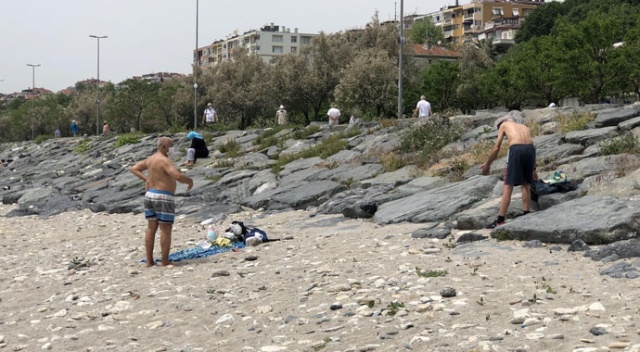 Sosyal mesafeli güneşlendiler, yasağa rağmen denize girdiler Sosyal mesafeli güneşlendiler, yasağa rağmen denize girdiler