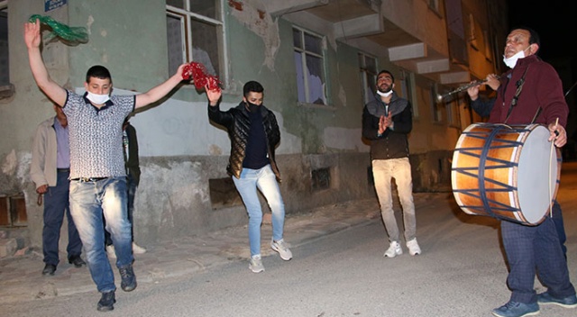 Sosyal mesafeli 'sahur halayı' renkli görüntüler oluşturdu Sosyal mesafeli 'sahur halayı' renkli görüntüler oluşturdu