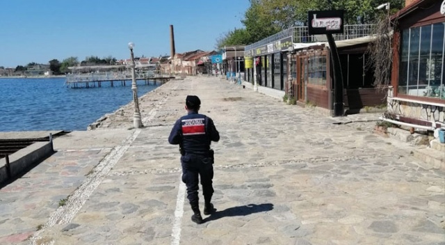 Sosyal mesafeye uymayanlara 15 bin lira ceza kesildi Sosyal mesafeye uymayanlara 15 bin lira ceza kesildi