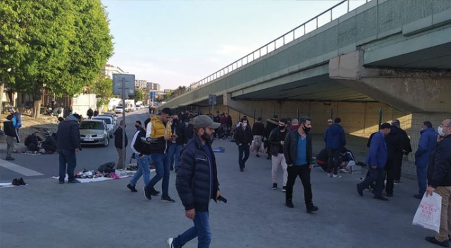 Sosyal mesafeyi hiçe sayıp, köprü altında açılan tezgahlara akın ettiler Sosyal mesafeyi hiçe sayıp, köprü altında açılan tezgahlara akın ettiler