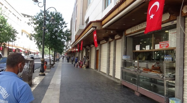 Terörün izlerinin silindiği Sur’da esnaf iş yerlerini Türk bayrakları ile donattı Terörün izlerinin silindiği Sur’da esnaf iş yerlerini Türk bayrakları ile donattı