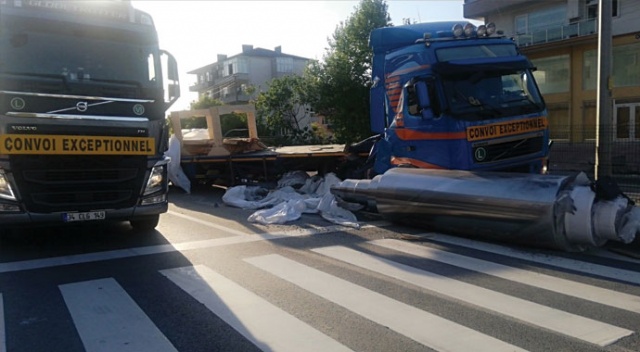 Tırdan düşen demir silindir D130 Karayolu’nu trafiğe kapattı Tırdan düşen demir silindir D130 Karayolu’nu trafiğe kapattı
