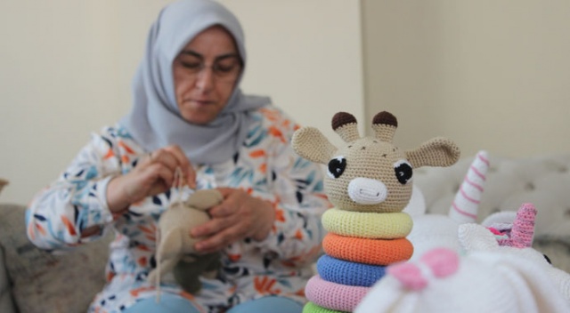 Torunu kanserojen oyuncak tutmasın diye ördü, şimdi siparişlere yetişemiyor Torunu kanserojen oyuncak tutmasın diye ördü, şimdi siparişlere yetişemiyor