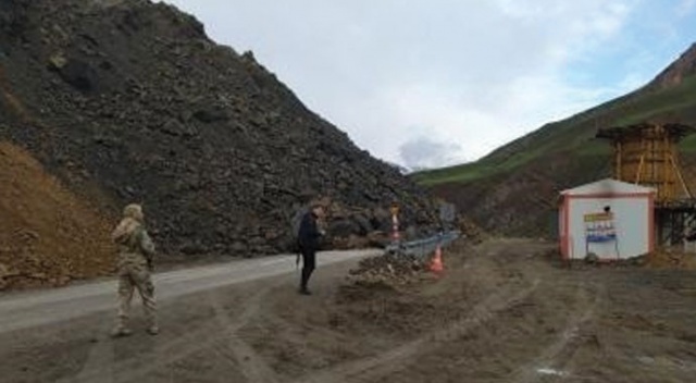 Van-Yüksekova karayolunda heyelan