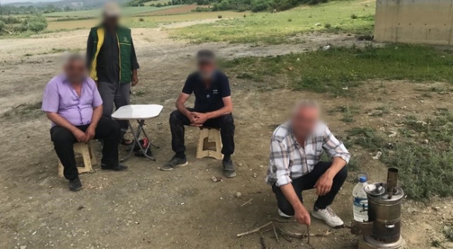 Yasağa rağmen dereye ağ atıp semaver başında çay keyfi yaparken yakalandılar