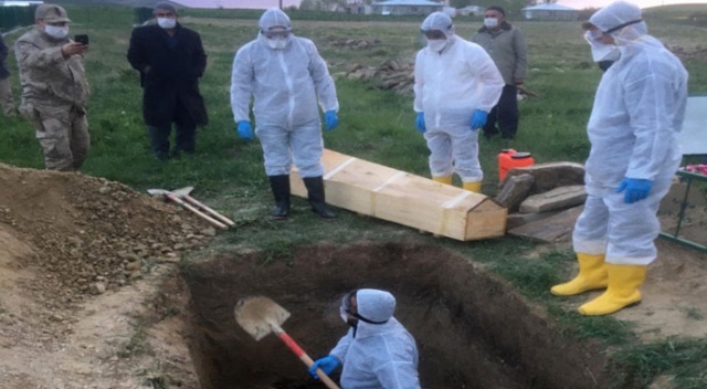 Yasak olmasına rağmen taziye düzenlenen mahallede ilk ölüm