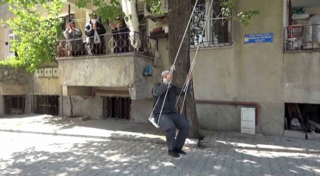 Yaşlı kardeşler salıncakta çocuklar gibi eğlendi Yaşlı kardeşler salıncakta çocuklar gibi eğlendi