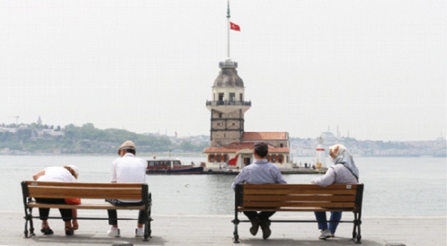 Yaşlılar güneşin tadını çıkardı