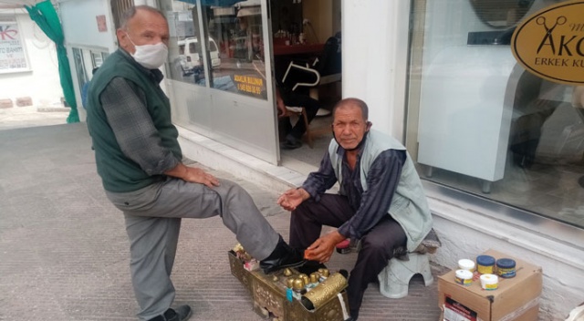 Yediği cezadan 1 ay sonra dışarı çıktı, izni ayakkabı boyayarak geçirdi Yediği cezadan 1 ay sonra dışarı çıktı, izni ayakkabı boyayarak geçirdi