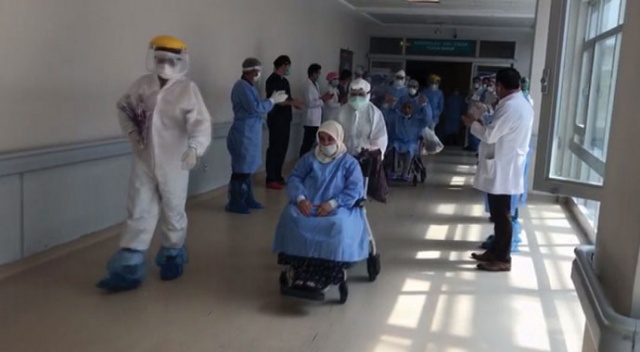 Yoğun bakımdaki 3 hasta alkışlarla servise alındı