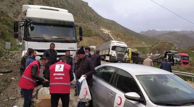 Yolda kalanların imdadına Kızılay yetişti