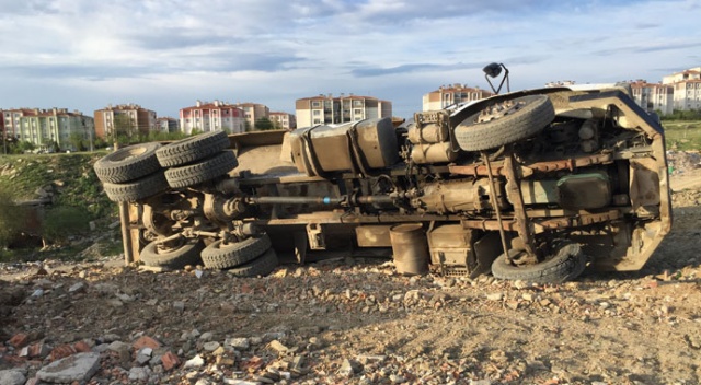 Yükünü boşaltan kamyon devrildi