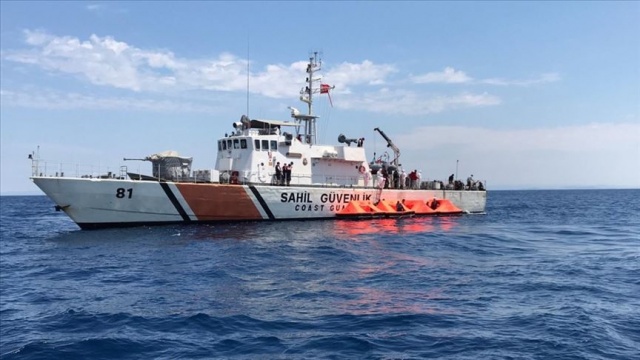 Yunan Sahil Güvenlik unsurlarınca Türk kara sularına bırakılan 72 sığınmacı kurtarıldı Yunan Sahil Güvenlik unsurlarınca Türk kara sularına bırakılan 72 sığınmacı kurtarıldı