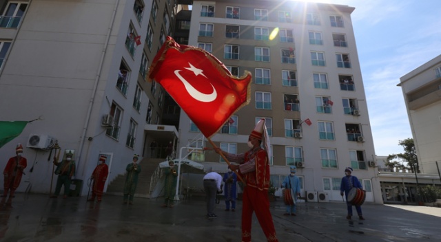 Yurtta karantina süresi tamamlananlar Mehter Marşı ve fidanlarla uğurlandı Yurtta karantina süresi tamamlananlar Mehter Marşı ve fidanlarla uğurlandı