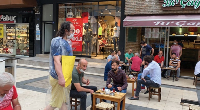 'Maske tak, ölüme sebep olma' yazısıyla tüm ilçeyi dolaştı