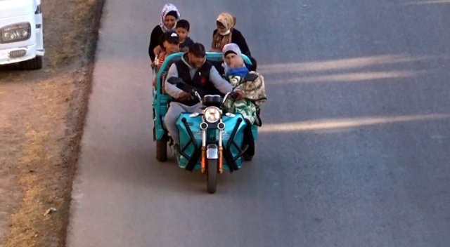 10 kişilik ailesini bir motosiklete bindirdi 10 kişilik ailesini bir motosiklete bindirdi