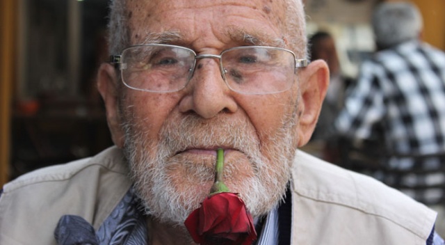 62 yıldır ağzından düşürmediği gülle virüse meydan okuyor 62 yıldır ağzından düşürmediği gülle virüse meydan okuyor