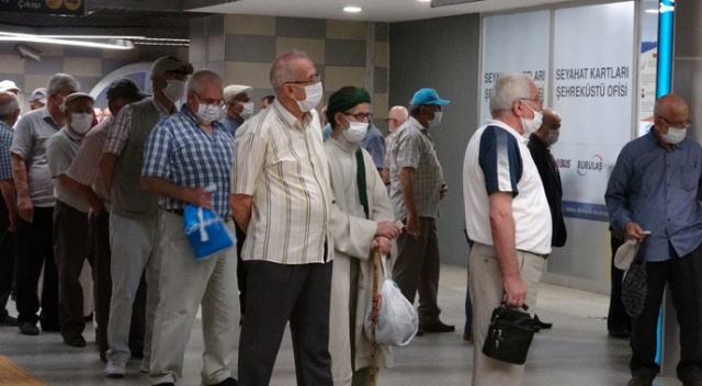 65 yaş üstünün ücretsiz ulaşım çılgınlığı! Uzun kuyruklar oluştu 65 yaş üstünün ücretsiz ulaşım çılgınlığı! Uzun kuyruklar oluştu