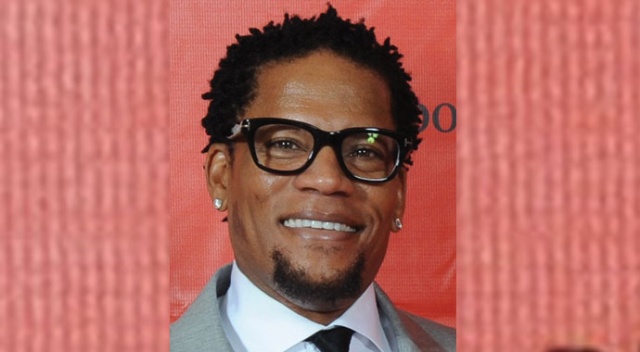 ABD’li komedyen Hughley sahnede bayıldı ABD’li komedyen Hughley sahnede bayıldı