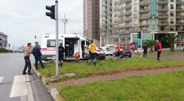 Ambulansla otomobil çarpıştı: 1 ölü, 1 yaralı