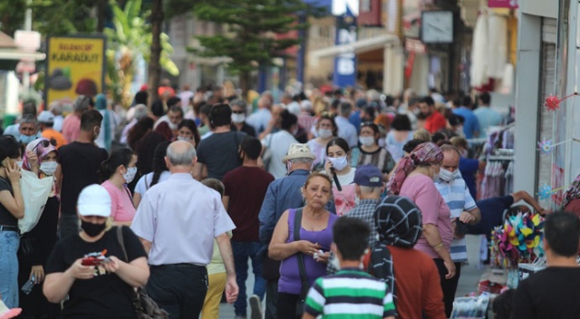 Antalya&#039;da maske var, sosyal mesafe yok