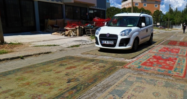 Araçların günlerce üzerinden geçtiği halılar değerine değer katıyor