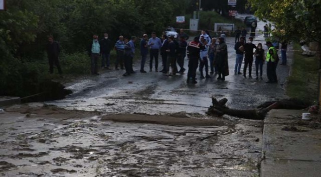 Aşırı yağışla yol çöktü, 7 köyün beldeye ulaşımı uzadı