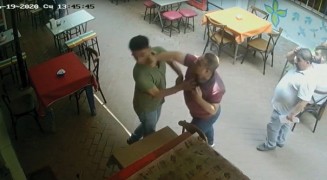 Avukattan yumruklu savunma! Sokağı ringe çevirdi Avukattan yumruklu savunma! Sokağı ringe çevirdi