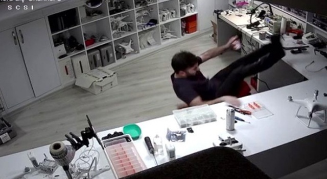 Ayak ayak üstüne atarken yere düşen şahıs kamerada!