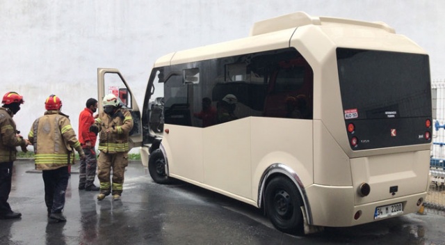 Benzinlikte minibüs alev aldı, faciadan dönüldü