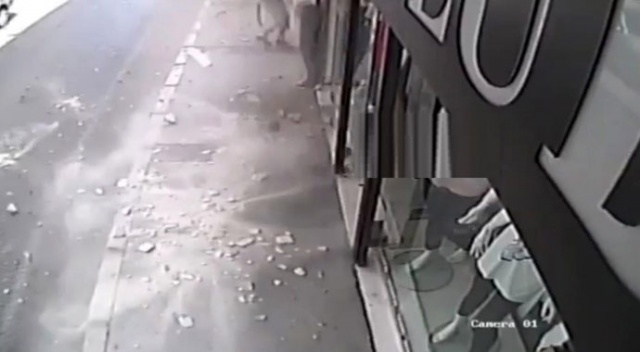 Beton parçalarının altında kalmaktan son anda kurtuldu