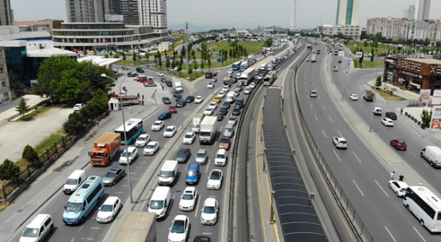 Beylikdüzü E-5'te kaza yapan ticari minibüs yandı Beylikdüzü E-5'te kaza yapan ticari minibüs yandı