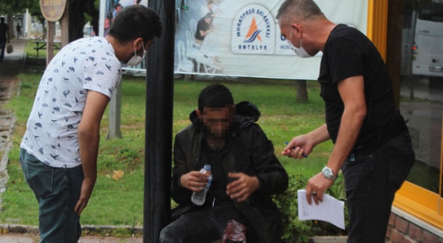 Bıçaklanan genç yaralı halde fırından yardım istedi