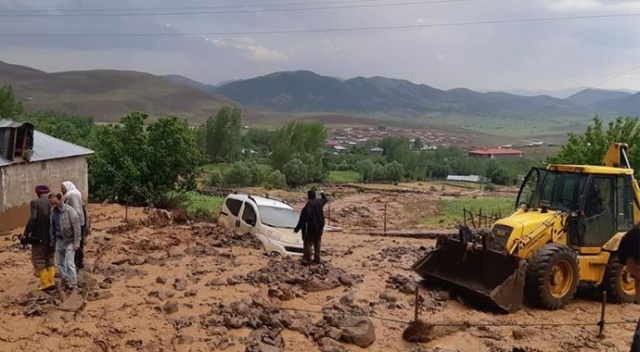 Bingöl'de dere taştı, evler ve araziler zarar gördü