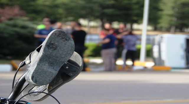 Bisikletli çocuğa çarpmamak için otomobiliyle takla attı: 3 yaralı Bisikletli çocuğa çarpmamak için otomobiliyle takla attı: 3 yaralı