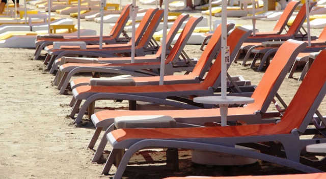 Bodrum’da sahiller boş kalınca, şezlong ücretleri kalktı