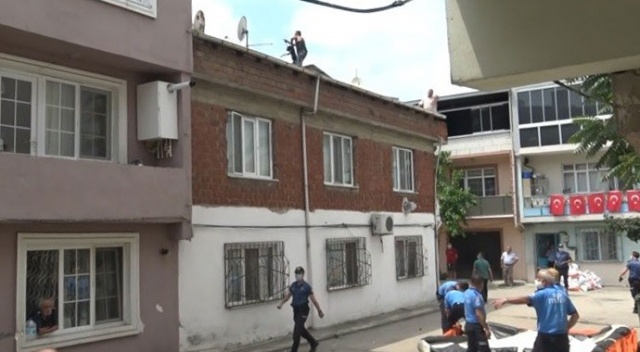 Bursa’da çatılarda gezen bıçaklı şahıs, mahalleye kabusu yaşattı Bursa’da çatılarda gezen bıçaklı şahıs, mahalleye kabusu yaşattı