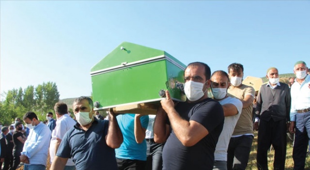 Bursa’da selde hayatını kaybeden Bilen ailesi, Bingöl'de göz yaşları ile uğurlandı Bursa’da selde hayatını kaybeden Bilen ailesi, Bingöl'de göz yaşları ile uğurlandı