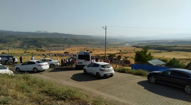 Bursa'da selde hayatını kaybeden Bilen ailesi son yolculuğuna uğurlanıyor Bursa'da selde hayatını kaybeden Bilen ailesi son yolculuğuna uğurlanıyor
