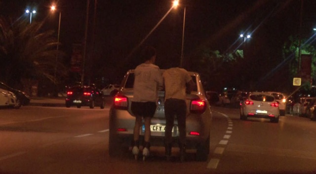 Caddebostan Sahil&#039;de patenli gençlerin tehlikeli yolculuğu