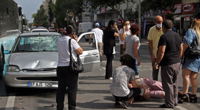 Çarpıştığı sürücüyü kanlar içerisinde yerde gören genç kadın gözyaşlarına boğuldu Çarpıştığı sürücüyü kanlar içerisinde yerde gören genç kadın gözyaşlarına boğuldu
