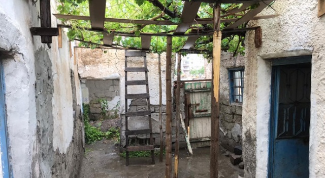 Çatısı çöken evin tek göz odasında yaşayan yaşlı adam yardım bekliyor